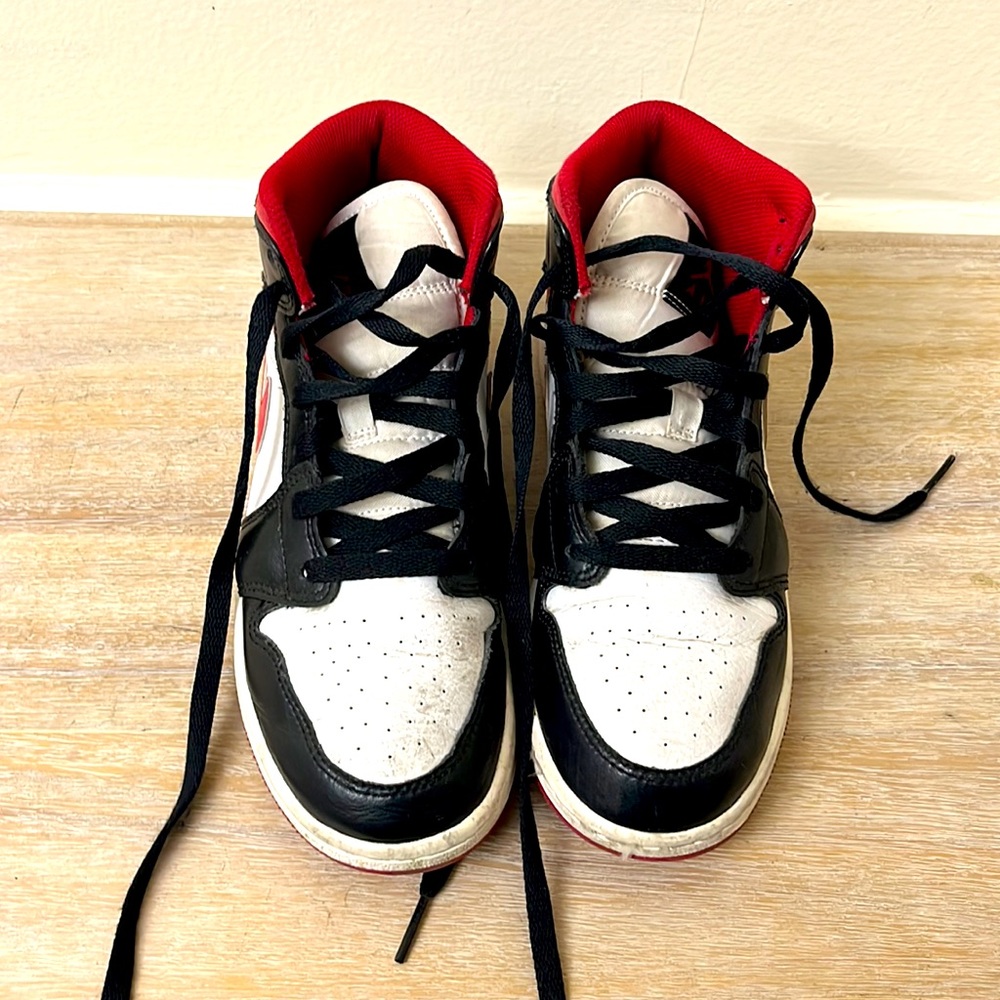 Air Jordan 1 retro. Great condition. Size 5Y. Unisex.$50 or best offer